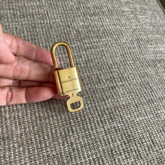 LV 🔐 #322 - Picture 2 of 2
